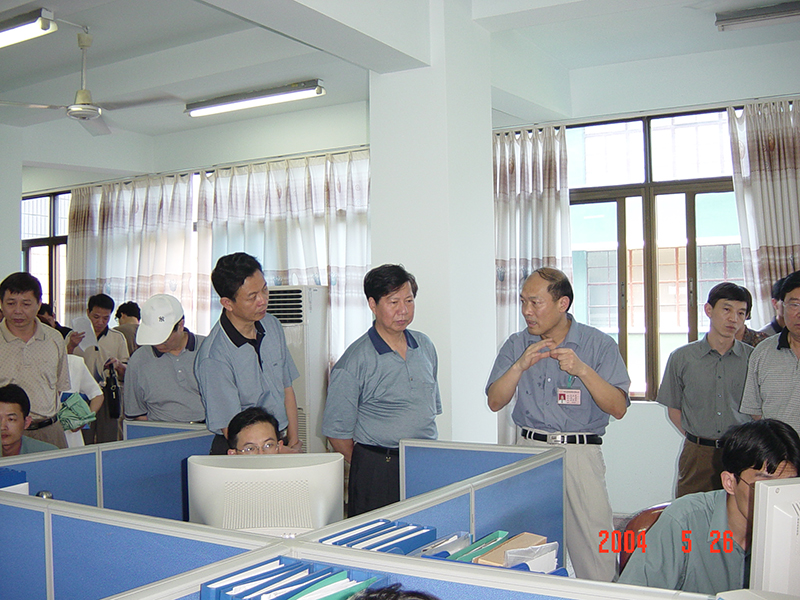 2003年5月26日陈营官时任福建省委常委统战部长左二视察龙轴